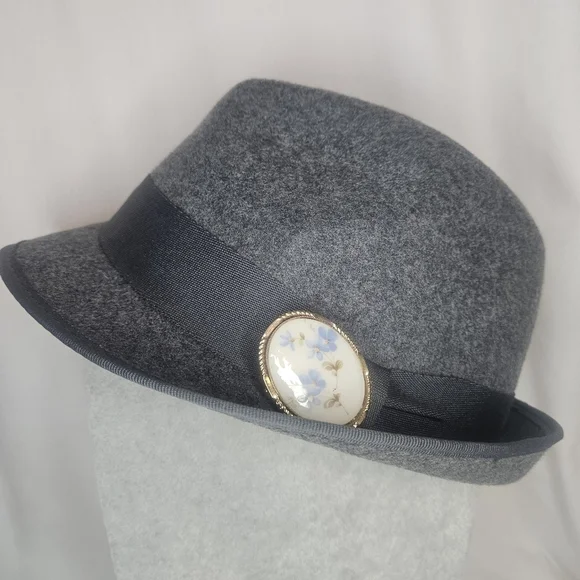 Vintage Porcelain Hand Painted Blue Floral Cameo Gold Tone Brooch GUC 2" 80s-90s - Picture 4 of 5